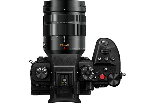 Bild Die Panasonic Lumix DC-GH6 ist für eine Micro-Four-Thirds-Kamera ziemlich groß und schwer, bietet dafür aber ein ergonomisches Gehäuse mit Platz für viele Bedienelemente. [Foto: Panasonic]