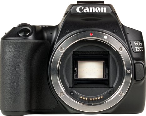 Bild Auch wenn es sich bei der Canon EOS 250D um ein Einsteigermodell handelt, besteht der Bajonettring aus Metall. [Foto: MediaNord]