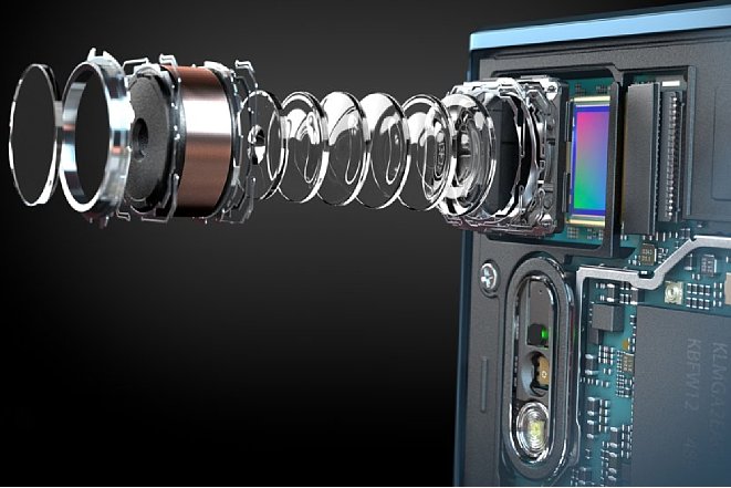 Bild Die kleine Kamera des Sony Xperia XZ besitzt einen erstaunlich komplexen Aufbau, lässt aber einen optischen Bildstabilisator vermissen. [Foto: Sony]