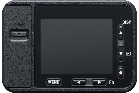 Bild Links neben dem Monitor der Sony DSC-RX0 sitzt die wasserdichte Klappe für die Anschlüsse, unter dem Monitor und rechts davon die kleinen Tasten zur Menüsteuerung. Durch dieses Bauweise bleibt nur Platz für einen winzigen 1,5-Zoll-Monitor. [Foto: Sony]