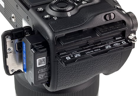Bild Der große Akku der Sony Alpha 7R III reicht für 650 (Monitor) bzw. 530 (Sucher) Aufnahmen. Nur Slot 1 des Doppel-Speicherkartenfachs ist zu den schnellen UHS-II-Karten kompatibel. [Foto: MediaNord]
