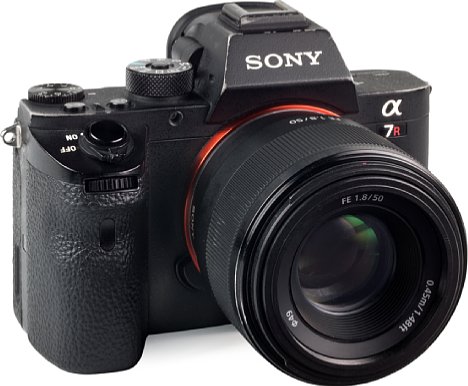 Bild Beim Autofokus setzt das Sony FE 50 mm 1.8 auf alte Technik: Die Frontlinse fährt vom hörbaren Motor angetrieben vor und zurück. Das ist weder dezent, noch schnell. [Foto: MediaNord]