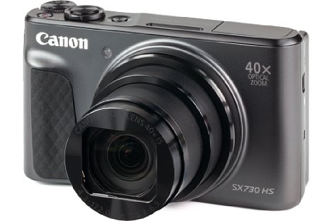 Bild Das handliche Gehäuse der Canon PowerShot SX730 HS liegt auch in großen Händen erstaunlich gut. [Foto: MediaNord]