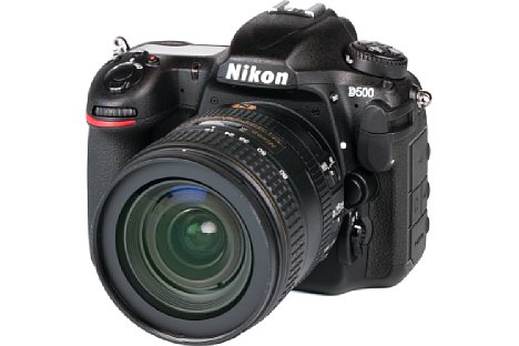 Bild Ein "klassische" semiprofessionelle Spiegelreflexkamera: die Nikon D500 mit 16-80 mm. Die Bandbreite der Kameras mit Spiegelreflex-Sucher reicht von Einsteigermodellen für wenige Hundert Euro bis zu Voll-Profi-Geräten für mehrere Tausend Euro. [Foto: MediaNord]