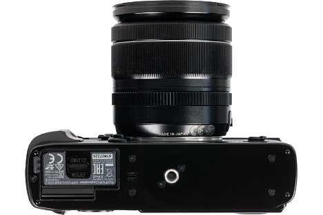 Bild Das Metallstativgewinde der Fujifilm X-Pro2 sitzt selbstverständlich in der optischen Achse. Kleine Stativwechselplatten lassen sogar den Zugang zum Akkufach frei. [Foto: Fujifilm]