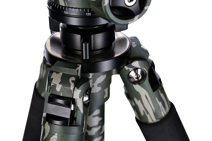 Bild Die Stativschulter des Lion Rock 25 Mark II Camouflage besitzt nachziehbare Schrauben und die Arretierung der Beine sowie die Mittelsäulen Fixierung. [Foto: Rollei]