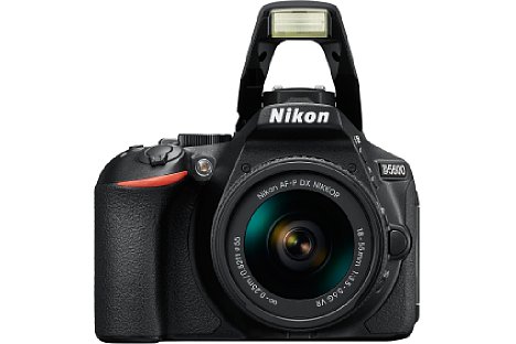 Bild Der integrierte Blitz der Nikon D5600 klappt schön hoch auf. [Foto: Nikon]