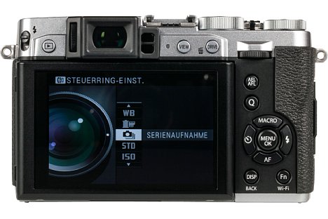 Bild Das drei Zoll große Display der Fujifilm X30 kann nach oben und unten geklappt werden. Ergänzt wird es von einem hervorragenden elektronischen Sucher. [Foto: MediaNord]