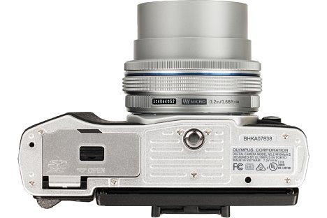 Bild Das Stativgewinde der Olympus OM-D E-M10 Mark II sitzt in der optischen Achse, allerdings damit bei der recht kompakten Kamera auch recht nah am Akku- und Speicherkartenfach. [Foto: MediaNord]