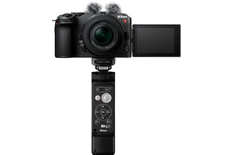 Bild Das Nikon Z 30 Vlogger Kit enthält neben dem Objektiv Z 16-50 mm F3.5-6.3 VR DX auch die Mikrofonpuschel und ein Ministativ samt abnehmbarer Bluetooth-Fernbedienung. [Foto: Nikon]