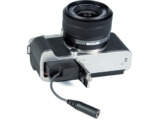 Bild Fujifilm CP-W126 Gleichstromkuppler in der Fujifilm X-T200. [Foto: MediaNord]