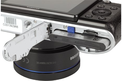 Bild Die Samsung NX3000 speichert ihre Bilder auf microSD-Karten. Ihr Akku liefert Energie für rund 370 Aufnahmen. [Foto: MediaNord]