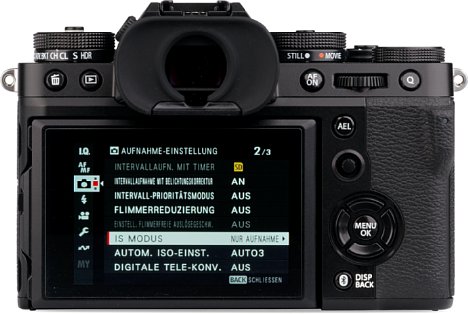 Bild Die Fujifilm X-T5 bietet nicht nur einen nach oben/unten und seitlich (kein Selfie) beweglichen Touchscreen, sondern auch einen sehr großen, gut auflösenden und schnellen elektronischen Sucher. [Foto: MediaNord]