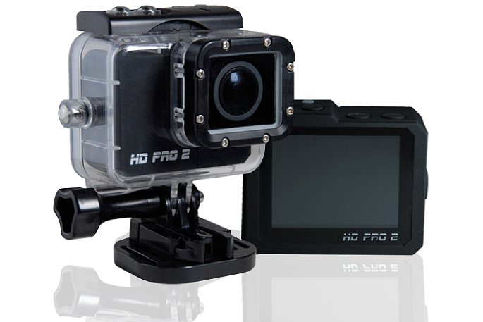 Bild HD Pro 2 mit Schutzgehäuse und 2-Pin-Adapter. Auf der Rückseite besitzt die Actioncam einen 2 Zoll großen Farbmonitor. [Foto: HD Pro]