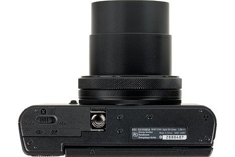 Bild Das Stativgewinde der Sony DSC-RX100 V sitzt leider weit außerhalb der optischen Achse und direkt neben dem Akku- und Speicherkartenfach. [Foto: MediaNord]