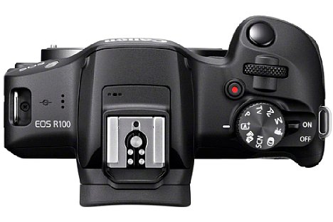 Bild Die Bedienelemente auf der Oberseite der Canon EOS R100 sind sehr übersichtlich. [Foto: Canon]