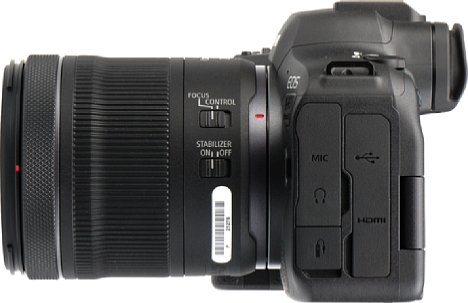 Bild Die Schnittstellenausstattung der Canon EOS R6 Mark II ist vielfältig: Neben einem Fernauslöseanschluss gibt es einen Mikrofonein- und einen Kopfhörerausgang sowie eine 4K-fähige Micro-HDMI-Schnittstelle und einen modernen USB-C-Anschluss. [Foto: MediaNord]