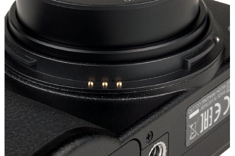 Bild Unter dem sehr leichtgängigen Objektiv-Schutzring sind drei Kontakte verborgen. Mit diesen wird der Kamera "mitgeteilt", ob der optionale Weitwinkelkonverter (21 mm KB) montiert ist. [Foto: MediaNord]