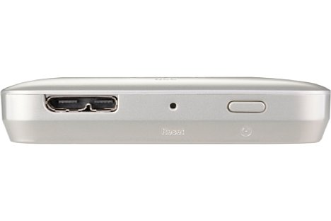 Bild An der Stirnseite der Toshiba Canvio AeroMobile Wireless SSD befinden sich die USB-3.0-Schnittstelle sowie der Ein/Aus-Schalter. [Foto: Toshiba]