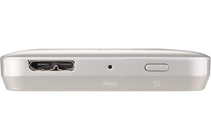 Bild An der Stirnseite der Toshiba Canvio AeroMobile Wireless SSD befinden sich die USB-3.0-Schnittstelle sowie der Ein/Aus-Schalter. [Foto: Toshiba]