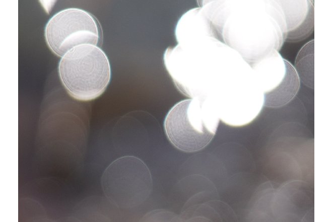 Bild Das Sony FE 14 mm F1.8 GM zeigt deutliche Zwiebelringe in den Unschärfescheibchen, wie hier auf einem 1000x750 Pixel großen Ausschnitt aus einem mit F1,8 aufgenommenen Originalfoto aus der Sony Alpha 1 zu sehen ist. [Foto: Benjamin Kirchheim]