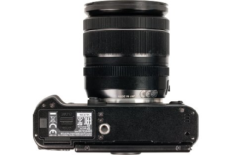 Bild Das Stativgewinde der Fujifilm X-T10 wurde der unglücklich platziert. Es sitzt nicht nur außerhalb der optischen Achse, sondern auch direkt neben dem Akku- und Speicherkartenfach. [Foto: MediaNord]