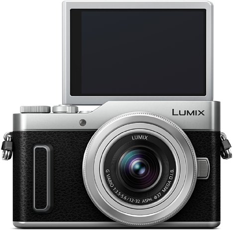 Bild Der Touchscreen der Panasonic Lumix DC-GX880 lässt sich um bis zu 180 Grad nach oben klappen, was bodennahe Aufnahmen sowie Selfies erleichtert. [Foto: Panasonic]