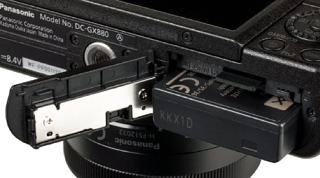 Bild Der wechselbare Lithium-Ionen-Akku der Panasonic Lumix DC-GX880 reicht für lediglich 210 Aufnahmen nach CIPA-Standard. Besonders fummelig sind die kleinen Micro-SD-Karten. Am besten steckt man eine ausreichend große hinein und entnimmt sie nie wieder. [Foto: MediaNord]