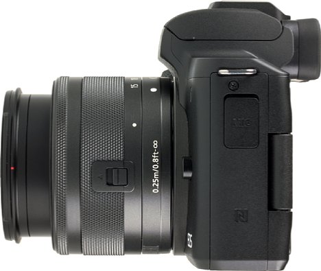 Bild Vorbildlich: Die Canon EOS M50 besitzt einen Mikrofonanschluss. Die Abdeckung davon wirkt jedoch etwas billig. [Foto: MediaNord]
