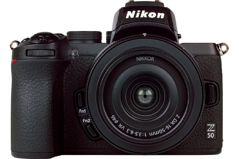 Bild Die Nikon Z 50 wirkt wie eine geschrumpfte Z 6 oder Z 7. Sie ist damit nicht gerade die kleinste APS-C-Systemkamera. Dennoch bleibt die abgebildete Kombination dank des leichten Z 16-50 mm 3,5-6,3 VR DX deutlich unter 600 Gramm. [Foto: MediaNord]