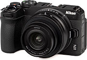 Zusammen mit dem Z 16-50 mm F3.5-6.3 VR DX ergibt die Nikon Z 30 ein sehr kompaktes Gesamtpaket. Das kleine Objektiv liefert an der APS-C-Kamera eine erstaunlich gute Bildqualität ab. [Foto: MediaNord]