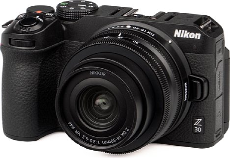 Bild Zusammen mit dem Z 16-50 mm F3.5-6.3 VR DX ergibt die Nikon Z 30 ein sehr kompaktes Gesamtpaket. Das kleine Objektiv liefert an der APS-C-Kamera eine erstaunlich gute Bildqualität ab. [Foto: MediaNord]