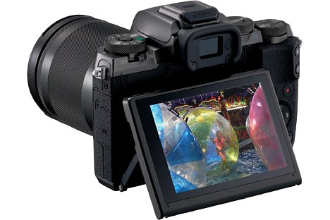 Bild Der rückwärtige acht-Zentimeter-Bildschirm Canon EOS M5 löst feine 1,62 Millionen Bildpunkte auf und lässt sich nach oben und unten klappen. [Foto: Canon]