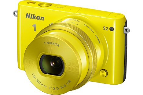 Bild Die Nikon 1 S2 (hier mit 1-Mount 10-30 mm Motorzoom-Objektiv) war auch in Gelb erhältlich. Die Nikon 1 S2 war nur rund ein Jahr auf dem Markt. Einen Nachfolger in der S-Reihe gab es nicht. [Foto: Nikon]