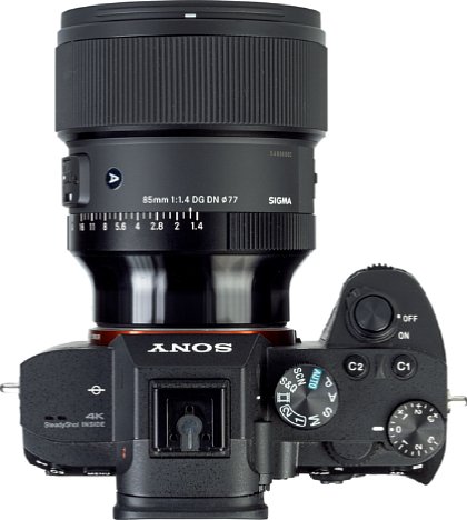 Bild In der Draufsicht ist der breite, gummierte Fokusring des Sigma 85 mm F1.4 DG DN Art gut erkennbar. [Foto: MediaNord]