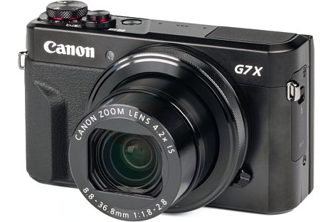 Bild Im knapp 4,1 Zentimeter dicken Gehäuse bringt die Canon PowerShot G7 X Mark II sogar ein lichtstarkes 24-100mm-Zoom unter und bietet damit etwas mehr Brennweite als die gleich große Konkurrenz. [Foto: MediaNord]