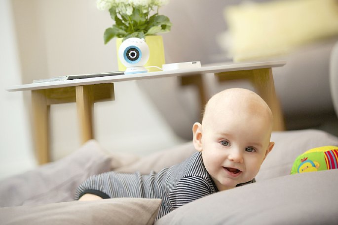 Bild Mit einem handeslsüblichen externen Akku ("Handy-Notstromversorgung") kann die D-Link EyeOn Baby Camera DCS-825L auch Abseits einer Steckdose betrieben werden. [Foto: D-Link]