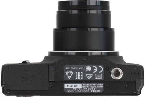Bild Das Metallstativgewinde der Nikon Coolpix S9700 liegt außerhalb der optischen Achse, dafür bleibt das Akku- und Speicherkartenfach auch bei Stativverwendung zugänglich. [Foto: MediaNord]