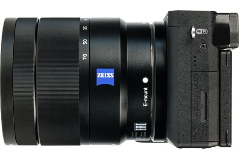 Bild Das Mittelklasse-Standardzoom Sony 16-70 mm 1:4 OSS mit Zeiss-Label harmoniert wunderbar mit der Sony Alpha 6300. [Foto: MediaNord]