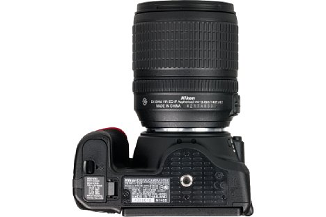Bild Das Stativgewinde sitzt bei der Nikon D5500 in der optischen Achse und schön mittig, so bleibt viel Platz für Stativwechselplatten, ohne dabei das Akkufach zu blockieren. [Foto: MediaNord]