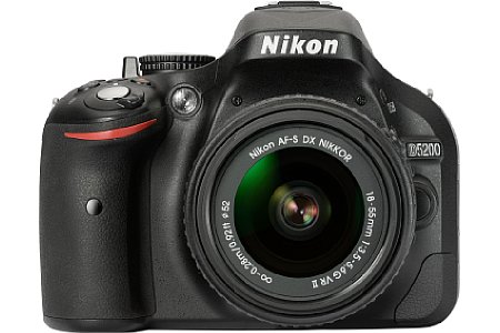 Nikon D5200 mit AF-S 18-55 mm VR II. [Foto: Nikon]