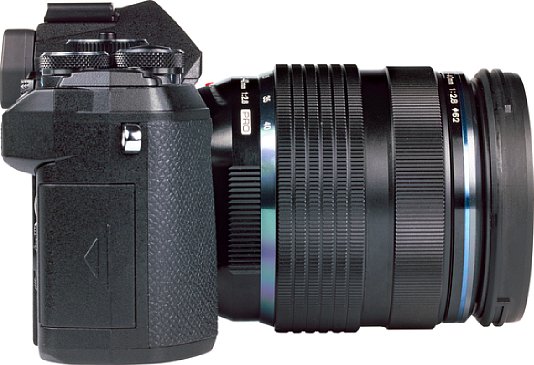 Bild Trotz des recht kleinen Handgriffs liegt die Olympus OM-D E-M5 Mark III erstaunlich gut in der Hand, eignet sich aber am besten für kleine, leichte Objektive, die dann auch am besten zur kompakten, leichten Kamera passen. [Foto: MediaNord]