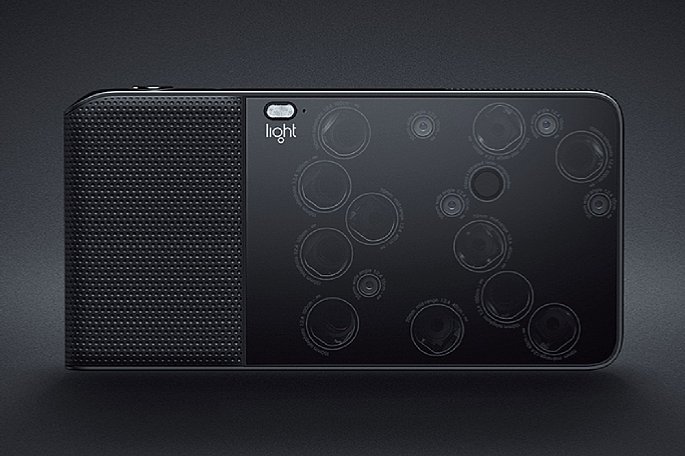 Bild Frontansicht der Light L16 mit ihren 16 in der Gehäusefront verteilten Smartphone-Kameramodulen. [Foto: Light (http://light.co/)]