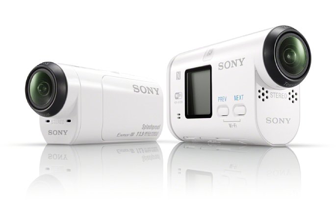 Bild Im direkten Vergleich sieht man den erheblichen Größenunterschied zwischen der Sony HDR-AZ1 und dem Schwestermodell Sony HDR-AS100V. [Foto: Sony]