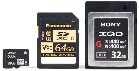 Bild Speicherkarten im Größenvergleich: Links eine MicroSD-Karte, in der Mitte eine SD-Karte und rechts eine XQD-Karte. [Foto: MediaNord]