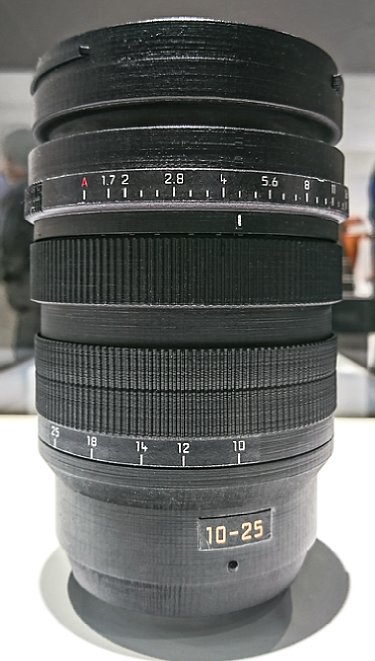 Bild Auf der Photokina in Köln ist lediglich ein Mockup des Panasonic Leica DG Vario-Summilux 1:1.7 10-25 mm zu sehen. [Foto: Panasonic]