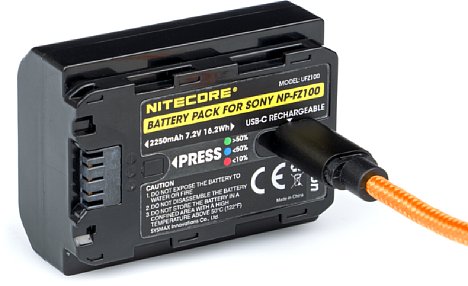 Bild Mit einem einfachen USB-C-Kabel und einem passenden Netzteil lässt sich der Nitecore UFZ100 auch außerhalb der Kamera aufladen. [Foto: MediaNord]
