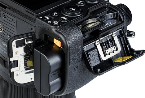 Bild Der mitgelieferte Akku Nikon EN-EL15c kann (wie auch der kompatible EN-EL15b) direkt in der Kamera geladen werden. Die älteren Typen EN-EL15 und EN-EL15a passen auch, können aber nur in der mitgelieferten Ladeschale geladen werden. [Foto: MediaNord]