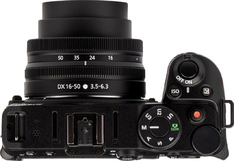 Bild Auf der Oberseite bietet die Nikon Z 30 ein klassisches Programmwählrad. Deutlich zu sehen sind die Stereo-Mikrofone rechts und links des Blitzschuhs. [Foto: MediaNord]