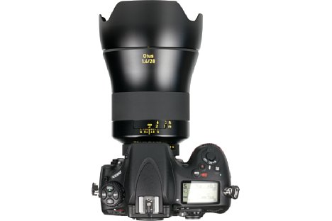 Bild Selbst an der großen Nikon D800E wirkt das Zeiss Otus 1.4/28 mm noch wie ein riesiger Klopper. Dank des breiten Fokusrings mit langem Verstellweg lässt es sich aber super manuell fokussieren. Nur an den Blendenring kommt man kaum heran. [Foto: MediaNord]